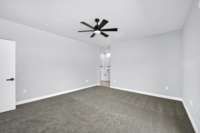 Building Photo - 66274-274 Hacienda Ave