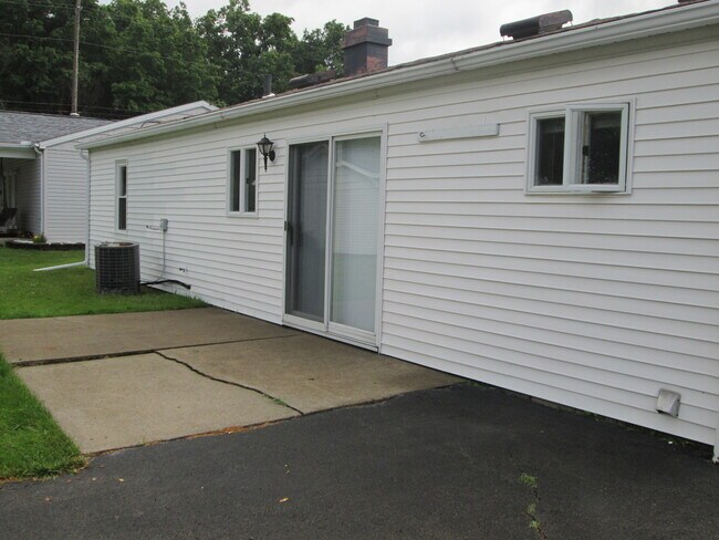 Building Photo - 3504 Oakview Dr