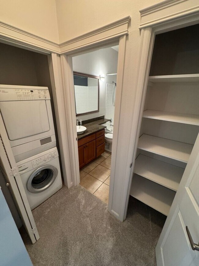 Building Photo - 1bd/1ba Bellevue Condo