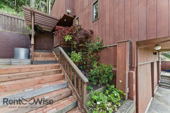 Building Photo - 6845 Thornhill Dr