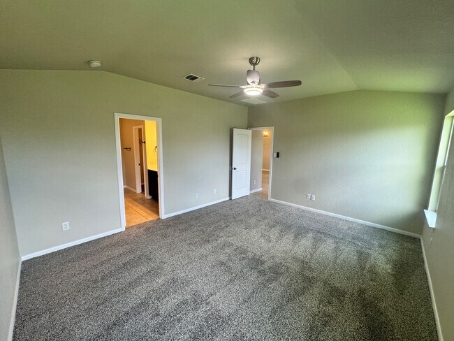 Building Photo - Ready for MOVE-IN - Very Nice- 1 Story 3 B...