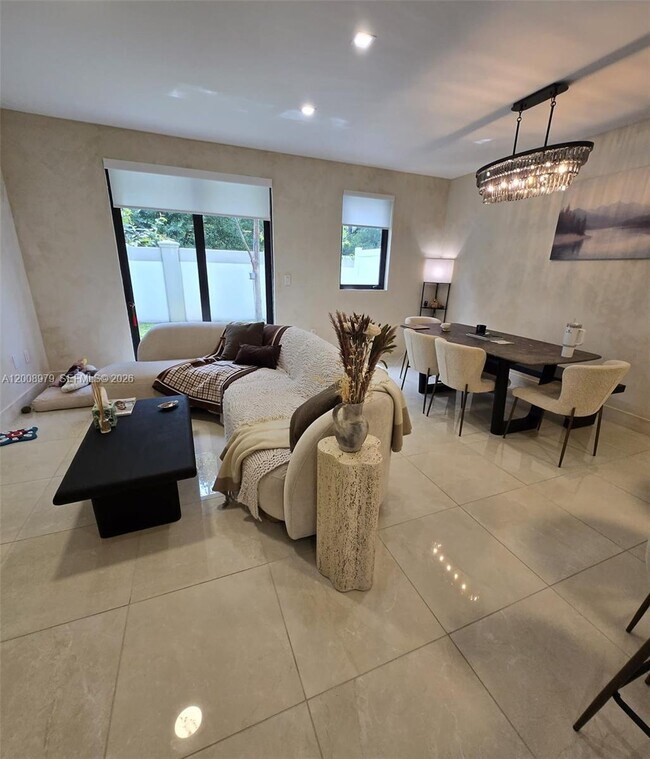 Building Photo - 5503 W Oak Wy