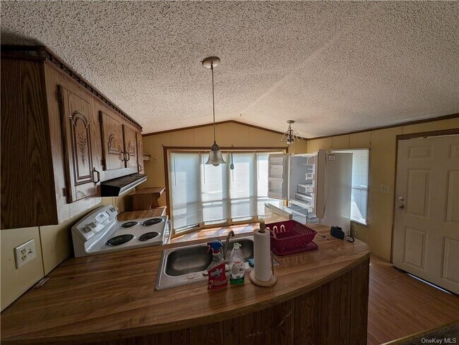 Building Photo - 5 Willow Tree Ln