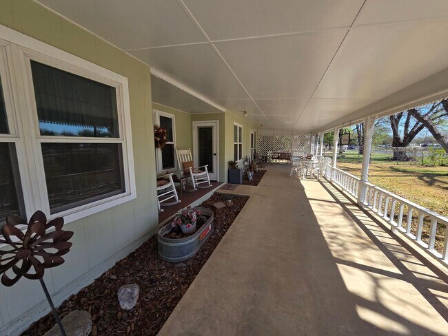 Building Photo - FOR LEASE!! Great location!