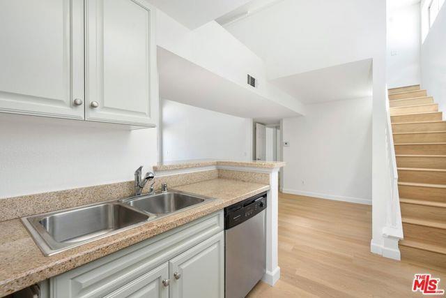 Building Photo - 5565 Canoga Ave