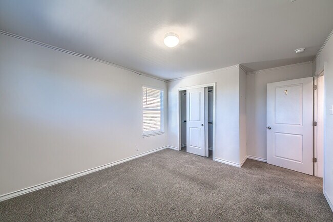 Building Photo - Stunning 4 bedroom offering 50% off the fi...