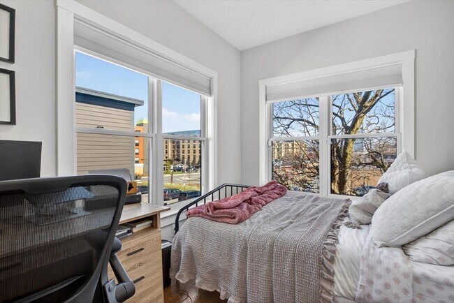 Building Photo - 15 W Bellflower St