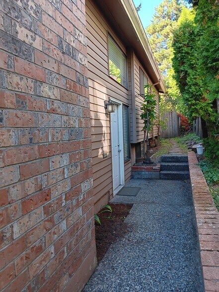 Building Photo - 518 NE 85th St