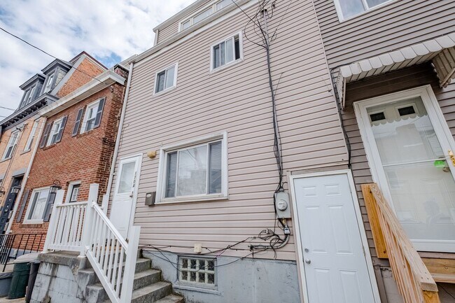 Building Photo - Amazing South Side Flats luxury remodel