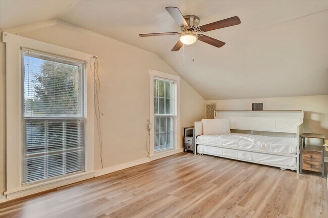 Building Photo - 207 6th St N