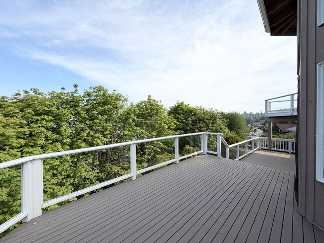 Building Photo - 3695 Sqft. Redondo home near Puget Sound!