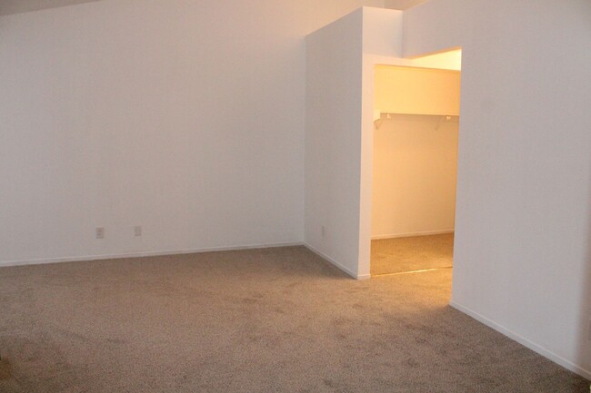 Building Photo - Single Story 3 Bedroom, 2 1/2 Bathroom Tow...