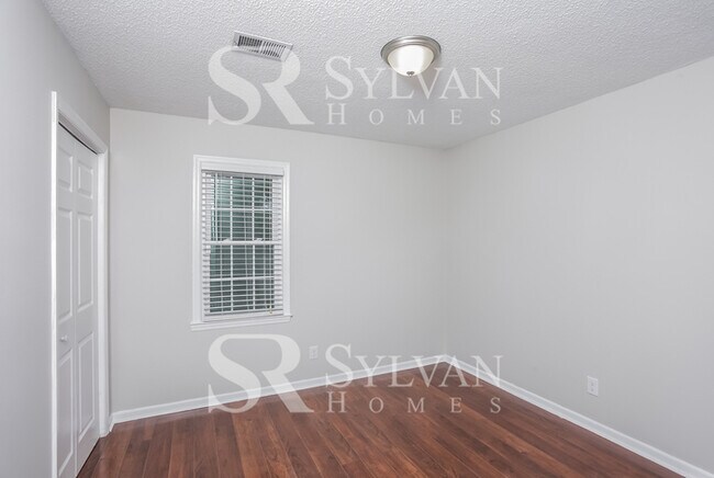 Building Photo - Enjoy Relaxation & Sophistication in this lovely 3 bedroom, 2.5 bath home.