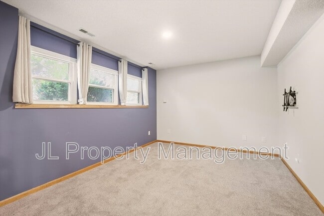Building Photo - 125 SE Topaz Dr