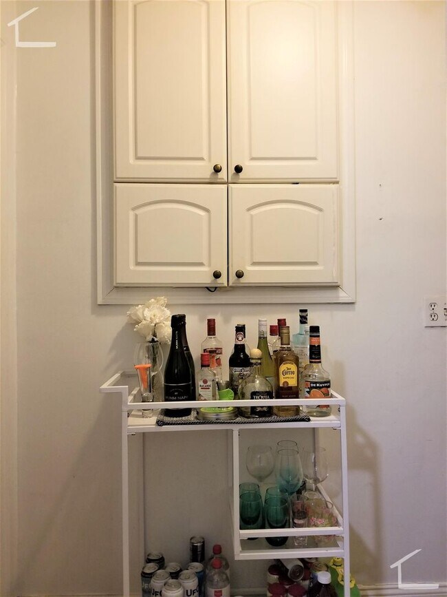 Building Photo - Brookline 4 BR 1 Bath Apartment - 9/1/26 (H&HW included) NO BROKER FEE