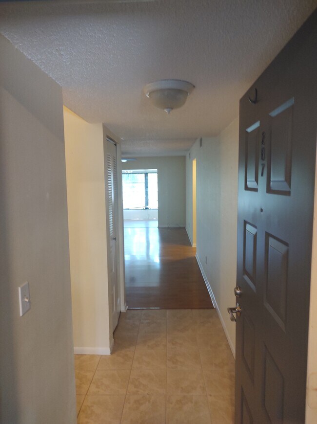 Building Photo - 3399 Mermoor Dr