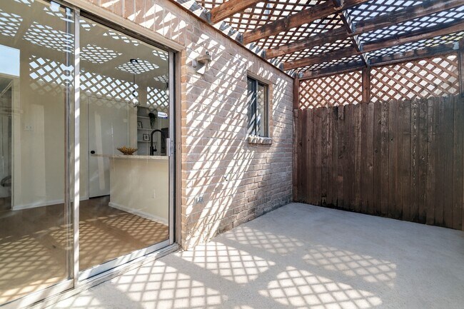 Building Photo - 2120 Wilcrest Dr