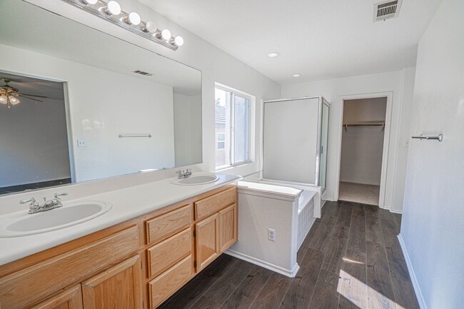 Building Photo - Charming 3-Bedroom Home with a Big Backyar...