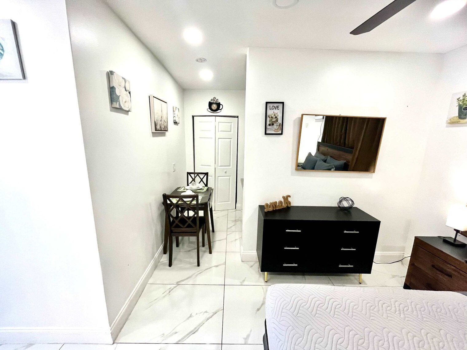 Building Photo - 338 Van Buren St