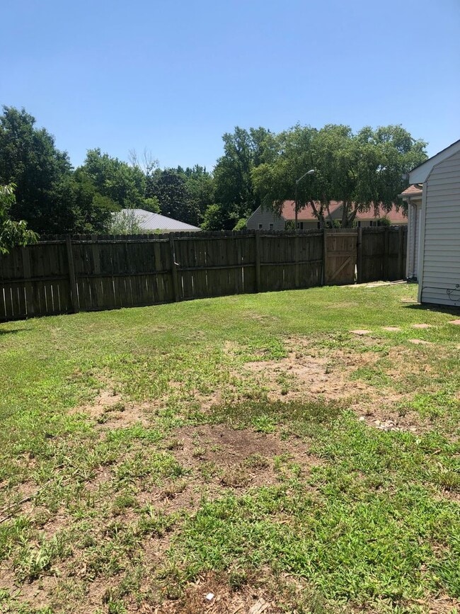 Building Photo - REDMILL 3 BEDROOM