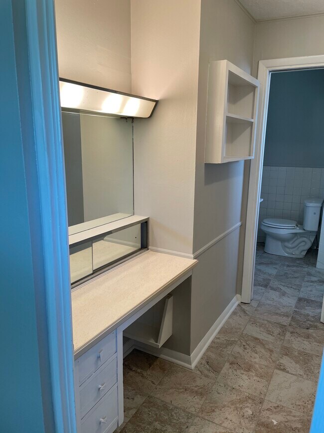 Dressing area in front bedroom - 1925 Driskill St