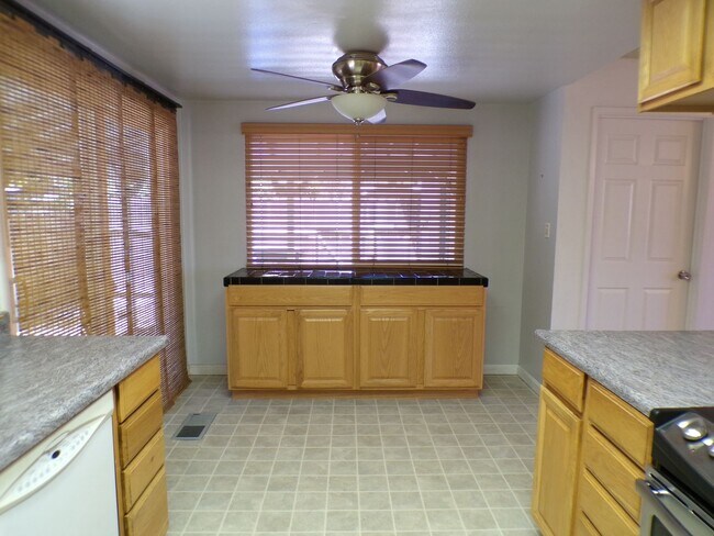 Building Photo - Charming 3 bedroom Home Near Beyer High School