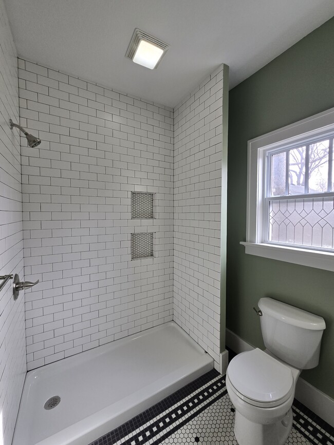 Building Photo - 1321 W Univ Ave