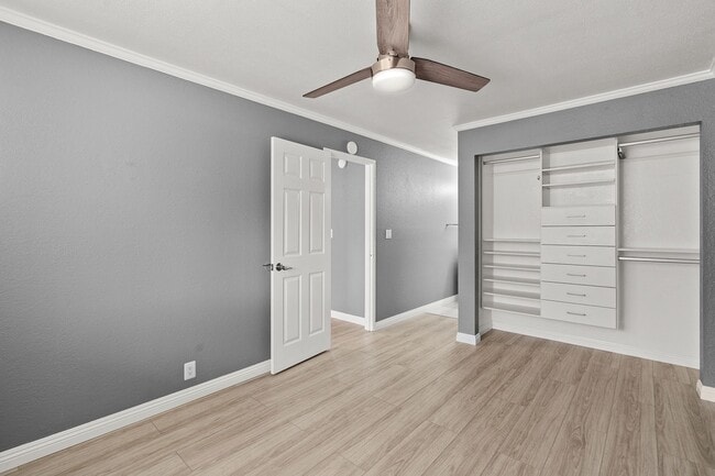 Building Photo - Ihona Townhome 1BR, 1BA, 1PKG, AC, W/D