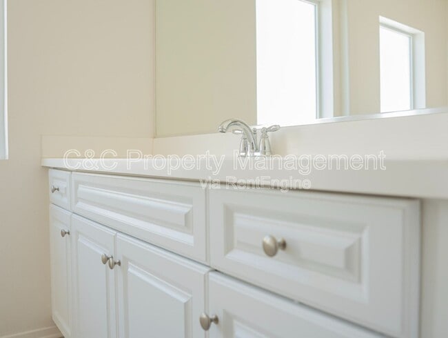 Building Photo - 4052 E Hamilton Way