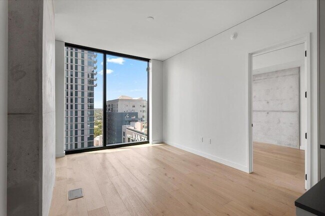 Building Photo - 610 Davis St