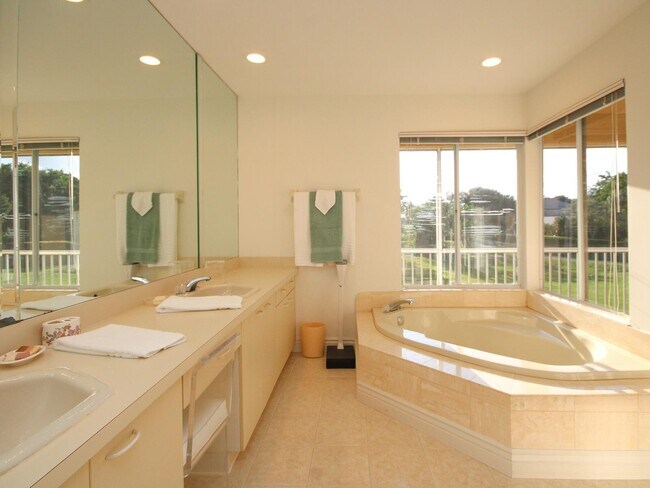 Building Photo - 11877 Pebblewood Dr