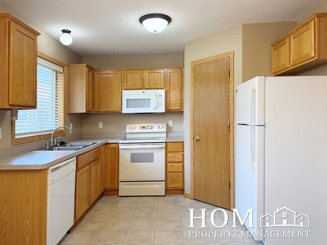Building Photo - 3BR/2BA Townhome Available 9/1