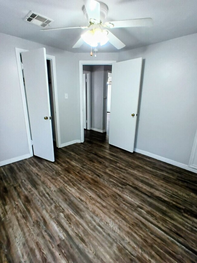 Building Photo - Epperly Heights School- *PROMO FIRST FULL MONTH FREE!