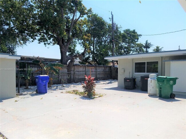 Building Photo - 801 NW 30th Pl