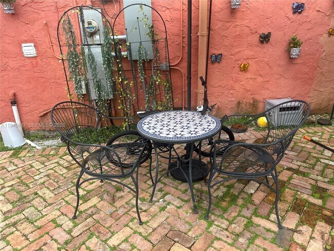 Building Photo - 915 Ferdinand St