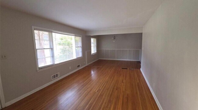 Building Photo - 136 Hillsdale Dr SE