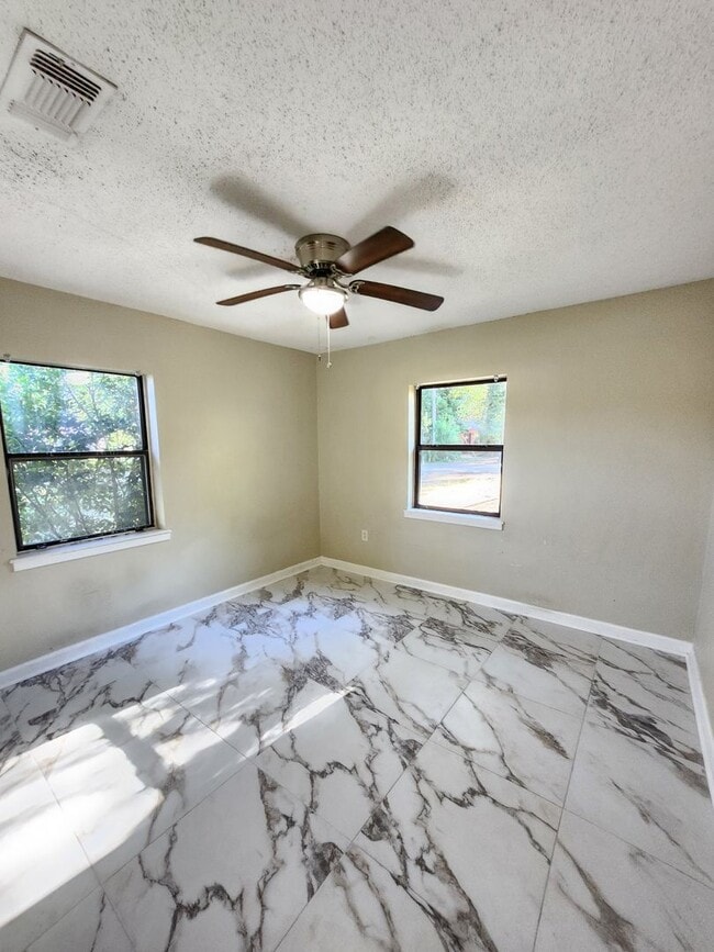 Building Photo - 5501 Mayfair Dr