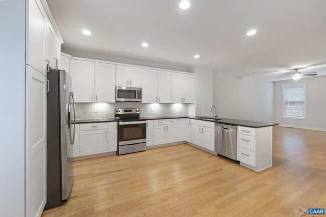 Building Photo - 4 Bedroom 3.5 Bathroom Townhouse with 2 Car Garage - Brownsville Elementary School District