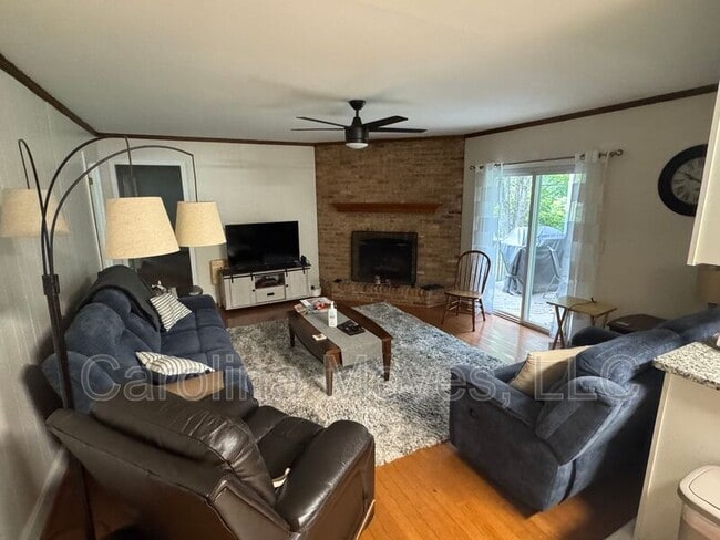 Building Photo - 502 Rosebud Ln
