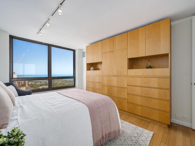 Building Photo - 2020 N Lincoln Park W