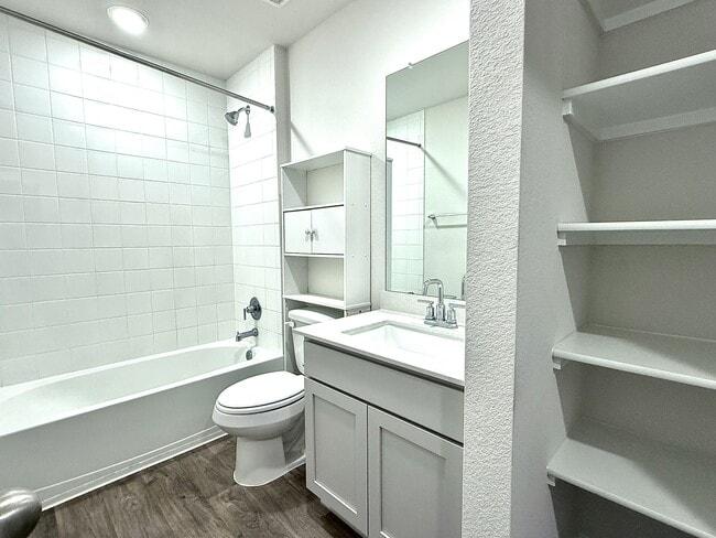 Building Photo - 1305 Middleton Grv