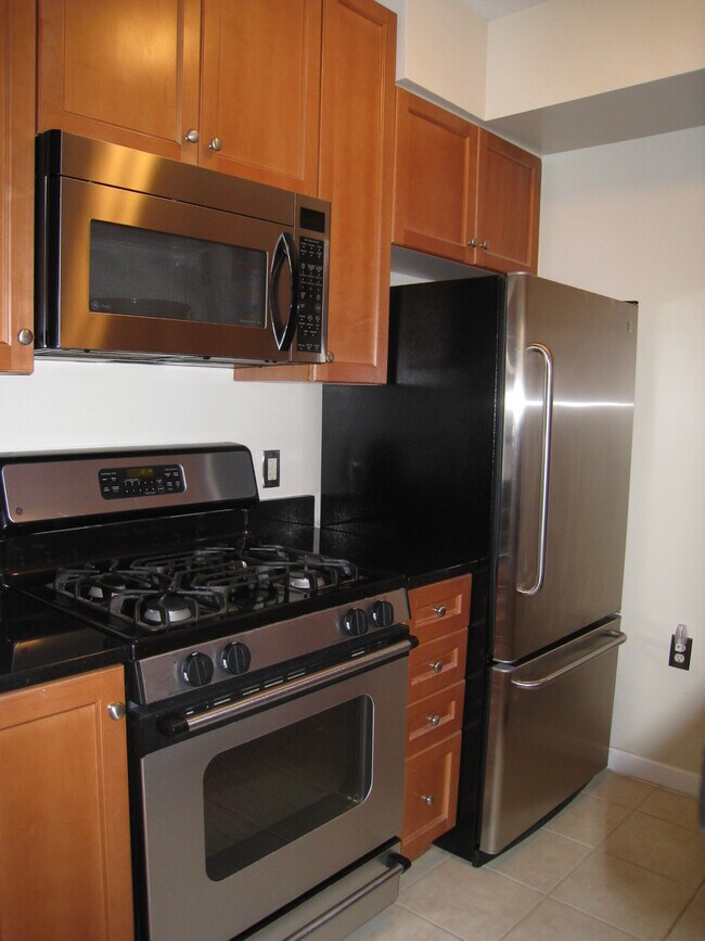 Kitchen boasts stainless steel appliances, plenty of cabinet space and granite countertops. - 851 N Glebe Rd