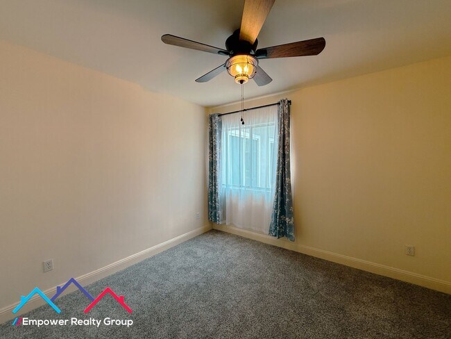 Building Photo - Spacious 3 Bedroom 2 Baths Corner Condo