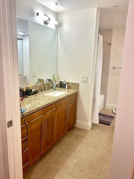 Building Photo - 300 E 4th St