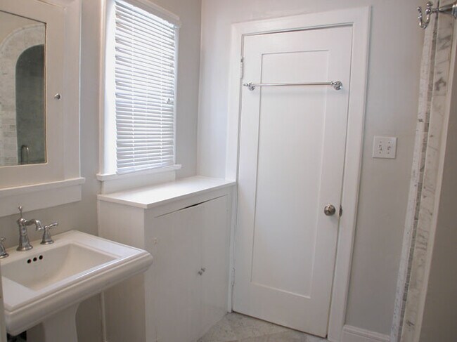 Building Photo - 203 S Stanley Dr