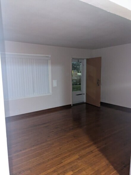 living room - 6504 Lillian Ave