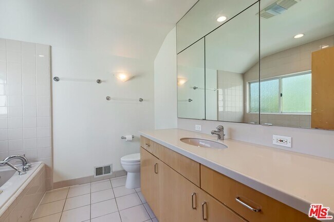 Building Photo - 921 24th St