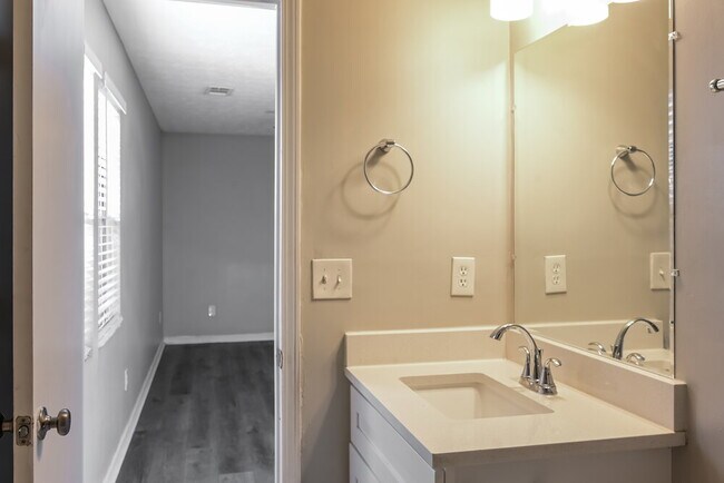 Building Photo - 4578 Old Lake Dr