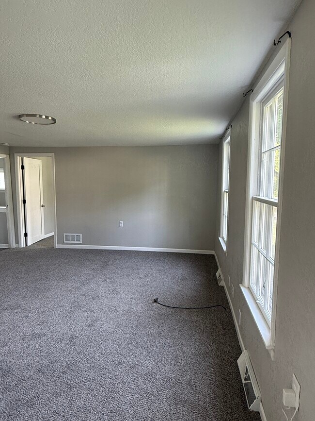 Spacious living room - 529 S Gault St