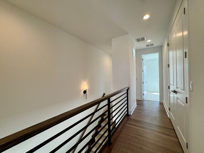 Building Photo - 706 Saddle Dr